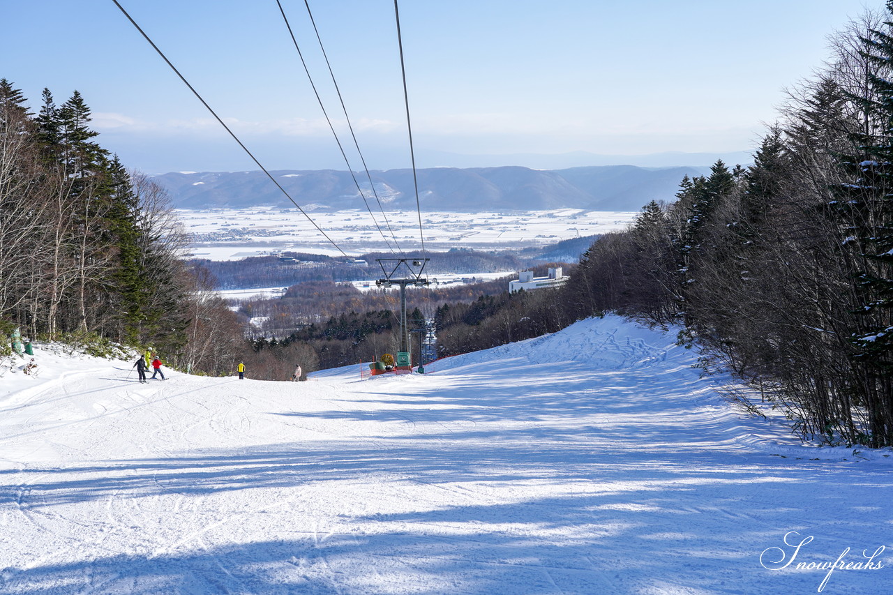 富良野スキー場 積雪100cm、オープン初日から滑走距離3,400ｍのロングダウンヒルが可能！最高のコンディションでシーズン開幕です♪